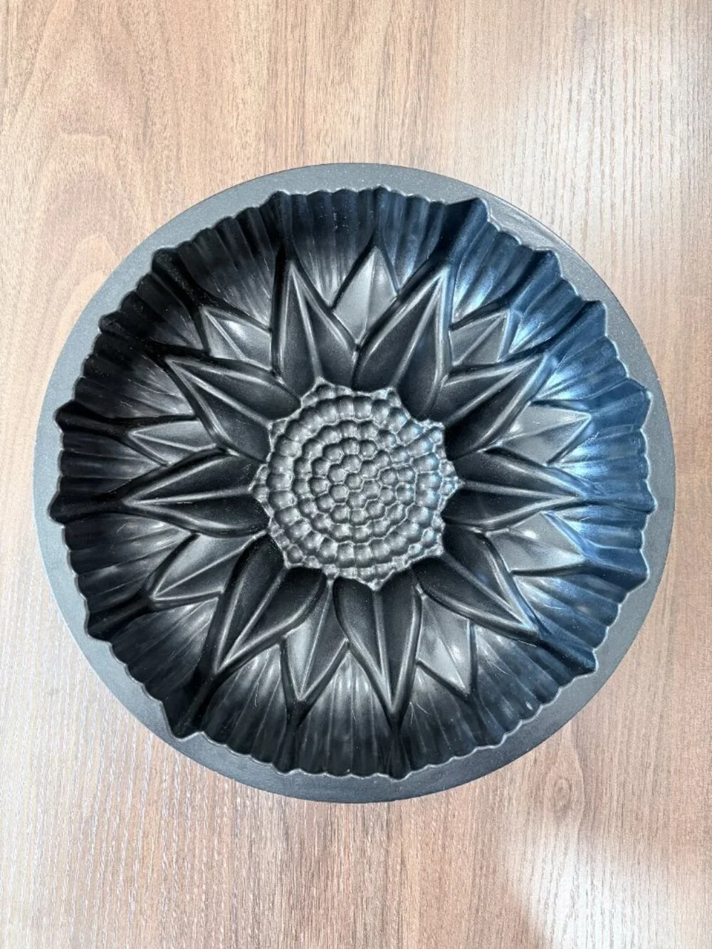 Nordic Ware SUNFLOWER Bundt Cake Pan Mold 10 Cup Aluminum USA Floral Bakeware